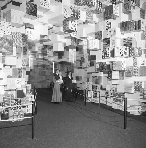 Fichier:Expo 67 cubes in a room.jpg