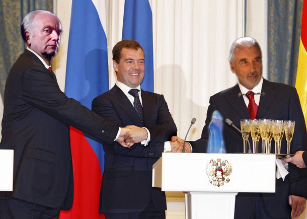 Fichier:Medvedev accord.jpg