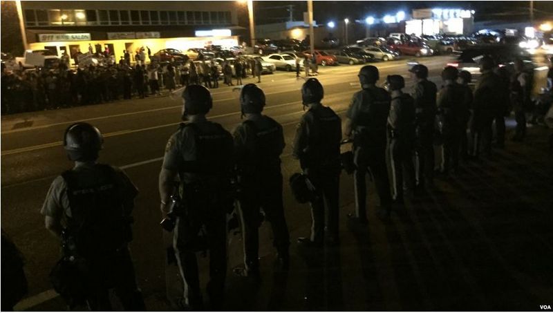 Fichier:Ferguson police August 2015 VOA.jpg