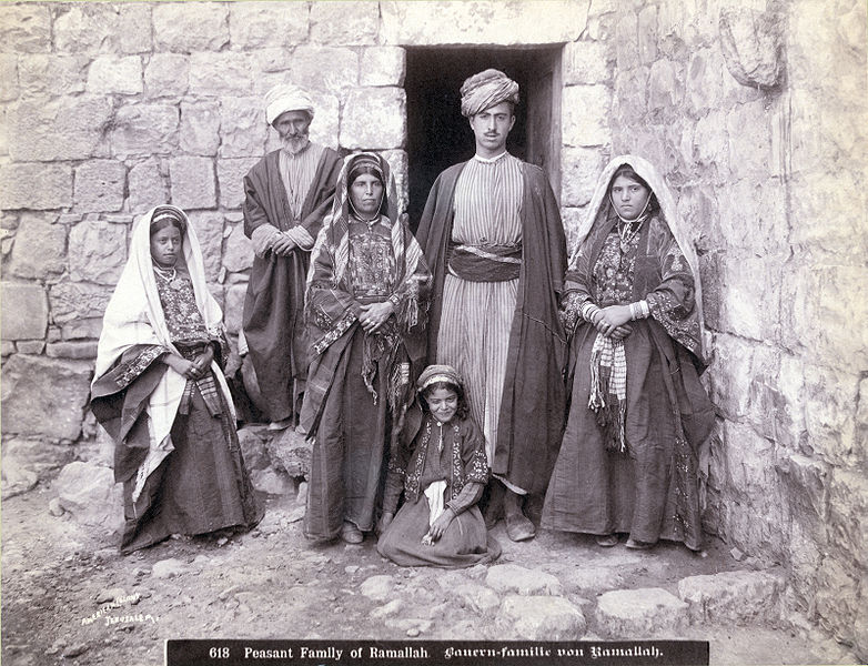 Fichier:Peasant Family of Ramallah 1900-1910.jpg