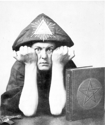 Fichier:Aleister Crowley.png