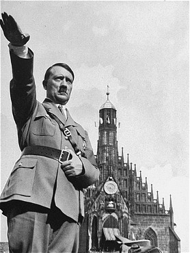 Fichier:Hitler-infront-church.jpg