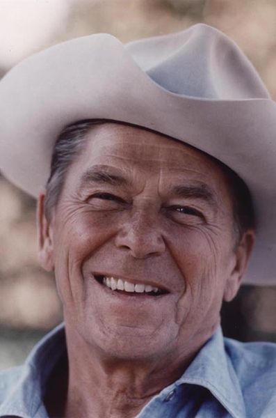 Fichier:397px-Ronald Reagan wearing cowboy hat at Rancho Del Cielo 1976.jpg