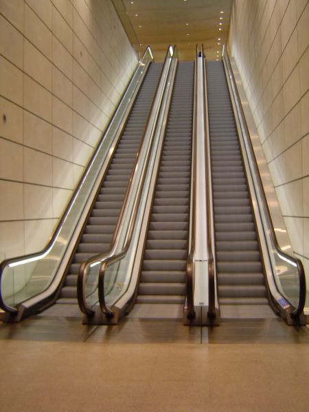 Fichier:Escalators Canary Wharf.jpg