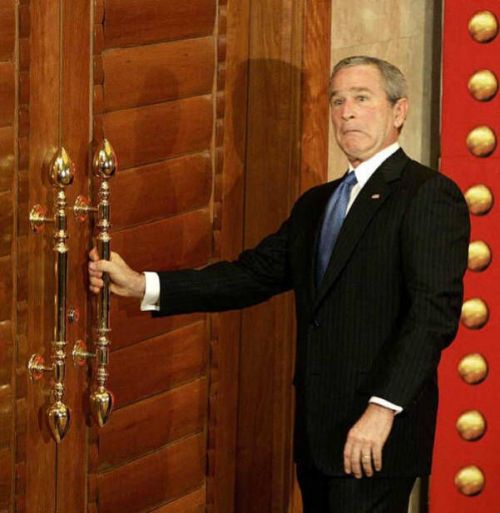 קובץ:Bush door.jpg