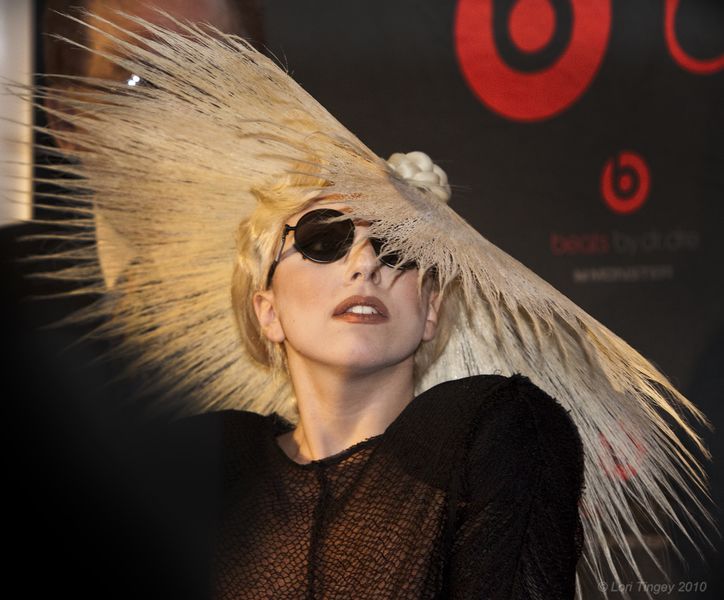 קובץ:Lady Gaga at CES 2010-7665.jpg