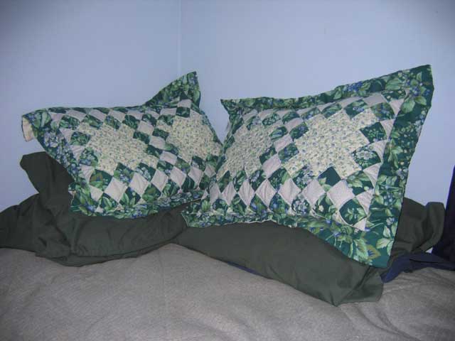 File:Pillows in the corner.jpg