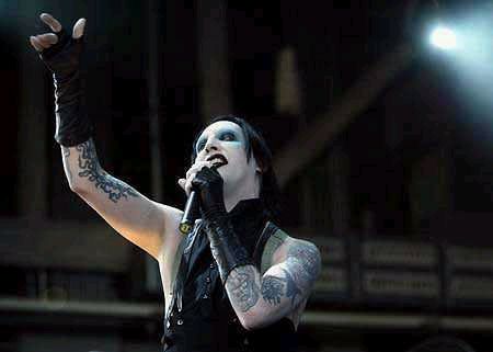 Archivo:Mansoncantando.jpg