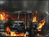 Archivo:Bus quemado.jpg