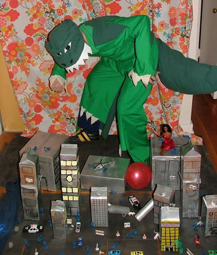Archivo:Godzilla-cosplay.jpg