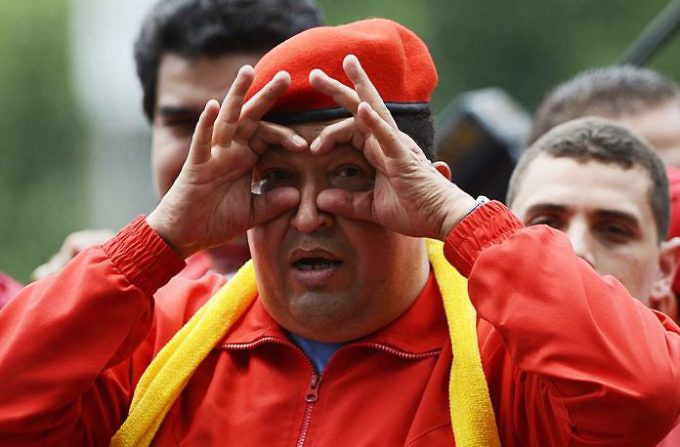 Archivo:Hugo chavez prismaticos.jpg