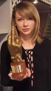 Archivo:Taylor Swift Middle Finger.jpg