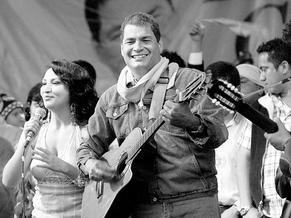 Archivo:Rafael Correa-Guitarra.jpg