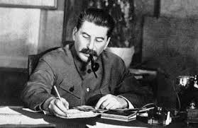 Archivo:Stalin escribiendo.jpg