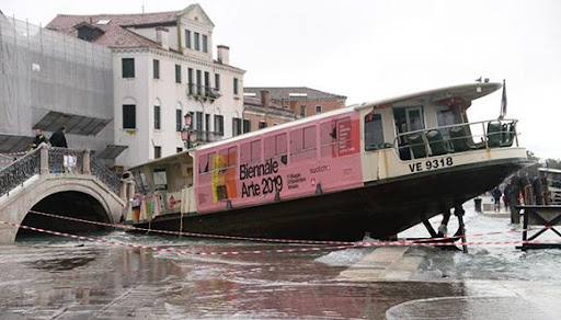 Archivo:Vaporetto packed.jpg