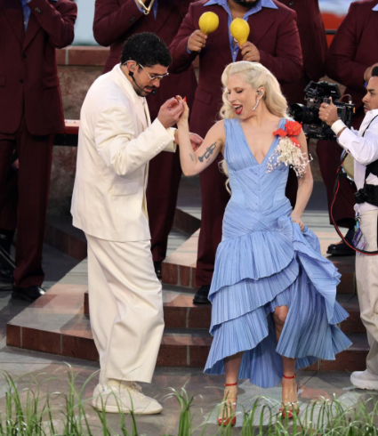 Archivo:Bad Bunny y Lady Gaga Super Bowl LX 2026.png
