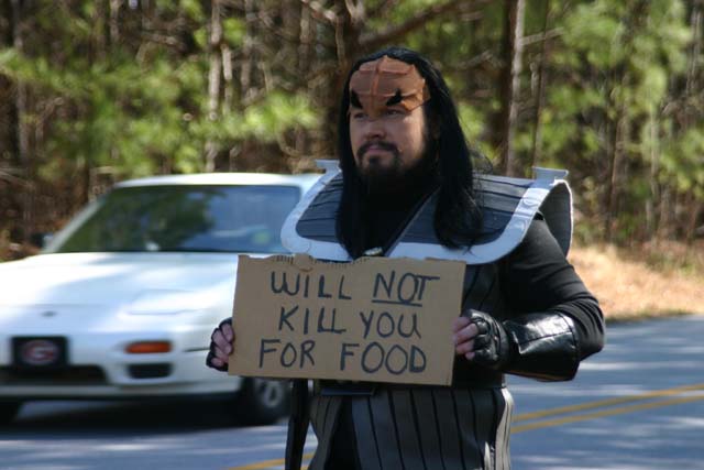 Archivo:Klingon Homeless.jpg
