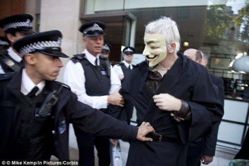Archivo:Guy Fawkeys Julian Assange.jpg