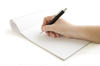Archivo:Pluma en mano escribiendo en el cuaderno (chico).png