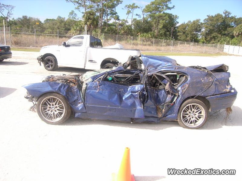 Archivo:BMW M5 (E39) Wrecked.jpg