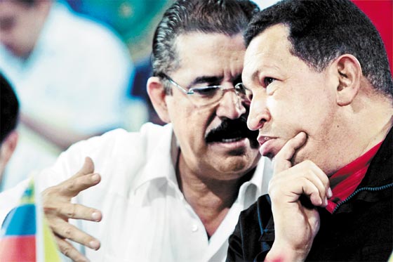 Archivo:Mel con Chavez.jpg