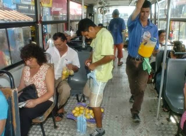 Archivo:Vendedor ambulante asunción.jpg