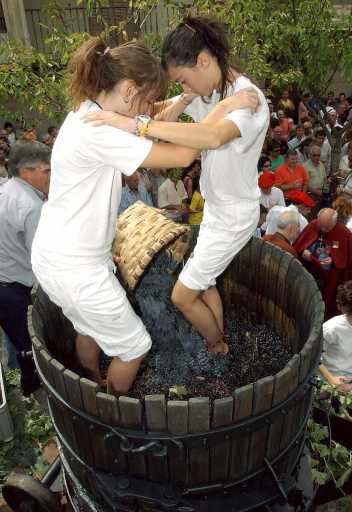 Archivo:Pisando Uvas.jpg