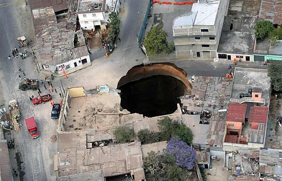 Archivo:Guatemala-gigantic-hole.jpg