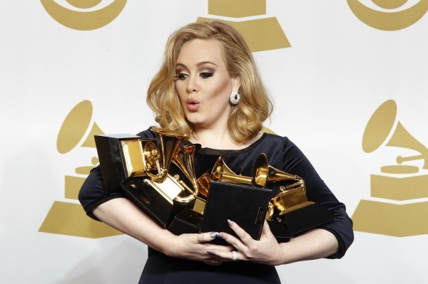 Archivo:Adele cargando los Grammys.jpg