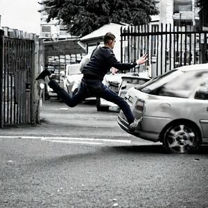 Hombre saltando coche.jpg