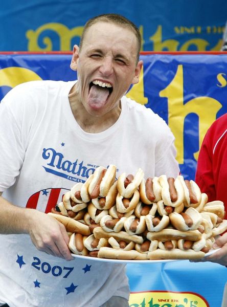 Archivo:Comiendo hotdogs.jpg