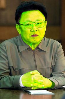 Kim, ¿te ha dado la radiactividad o te has puesto morado a punta de helados de pistacho? Anda, cuéntanos un chiste, pero haznos un favor y que no sea verde.