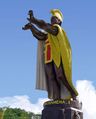 Monumento al Rey Kamehameha con su poder característico, y transformado en Super Saiyajin.