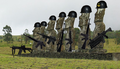 Efectivos militares del Ejército de Liberación de la Isla de Pascua al mando del General de Brigada Ahu Huri Aurenga