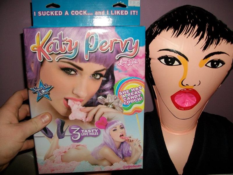 Archivo:Katy Pervy blowup doll.jpg