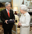 Sebastián Piñera obsequia una roca a la Reina Isabel II por falta de presupuesto como un souvenir para promocionar el reality en el Reino Unido.