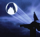 La Bati-señal, un enorme bati-reflector tan potente que refleja la imagen de un Bati-murciélago en el cielo aún cuando no hay nubes que tiene Batman escondido (no tanto) en el techo del departamento de policía de Gótica y que usa para llamarse a sí mismo cuando Gotham está en peligro y necesita a Batman (él mismo). Es conocida por aparecer en una canción de Eminem.