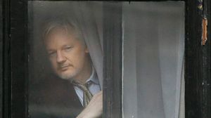 Assange-escondido.jpg