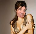Cuerpo de Angelina Jolie con cabeza de Carlos Menem. Ehhhm, me reservo los comentarios...