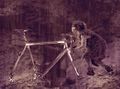 Antes de la invención de la rueda, la gente tenía que empujar su bicicleta.