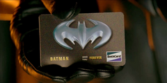 La Bati-tarjeta de crédito, para cuando Batman necesita adquirir algo en una subasta (e.j.: una mujer), o si necesita donar a Inciclopedia en medio de una misión. Viene dentro de la Bati-billetera.