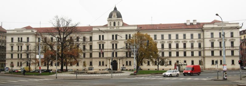 Justiční palác v Praze. Soudcům nestačí obyčejné budovy, musí mít paláce jako šlechta