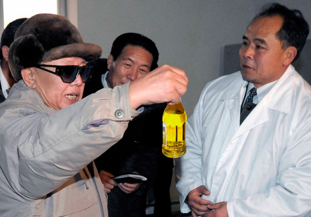 Soubor:Kim Jong Il s lahvi moci.jpg