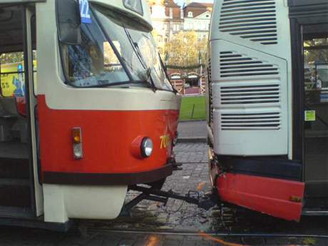 Soubor:Autobus pred tramvaji.jpg