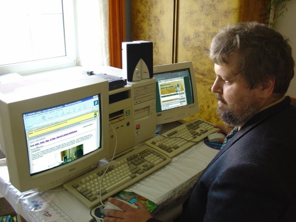 Soubor:Henryk u počítače.jpg