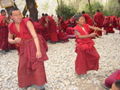 Tibetští bojoví mniši při cvičení