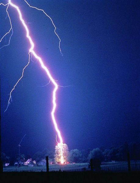 Soubor:Lightning-with-streamers.jpg