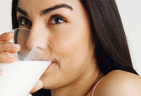 Soubor:Woman drinking milk.jpg