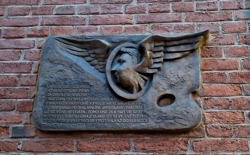 Soubor:Památník na budově nádraží Světlá nad Sázavou.jpg