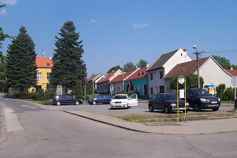 Soubor:Topolná, náves.jpg